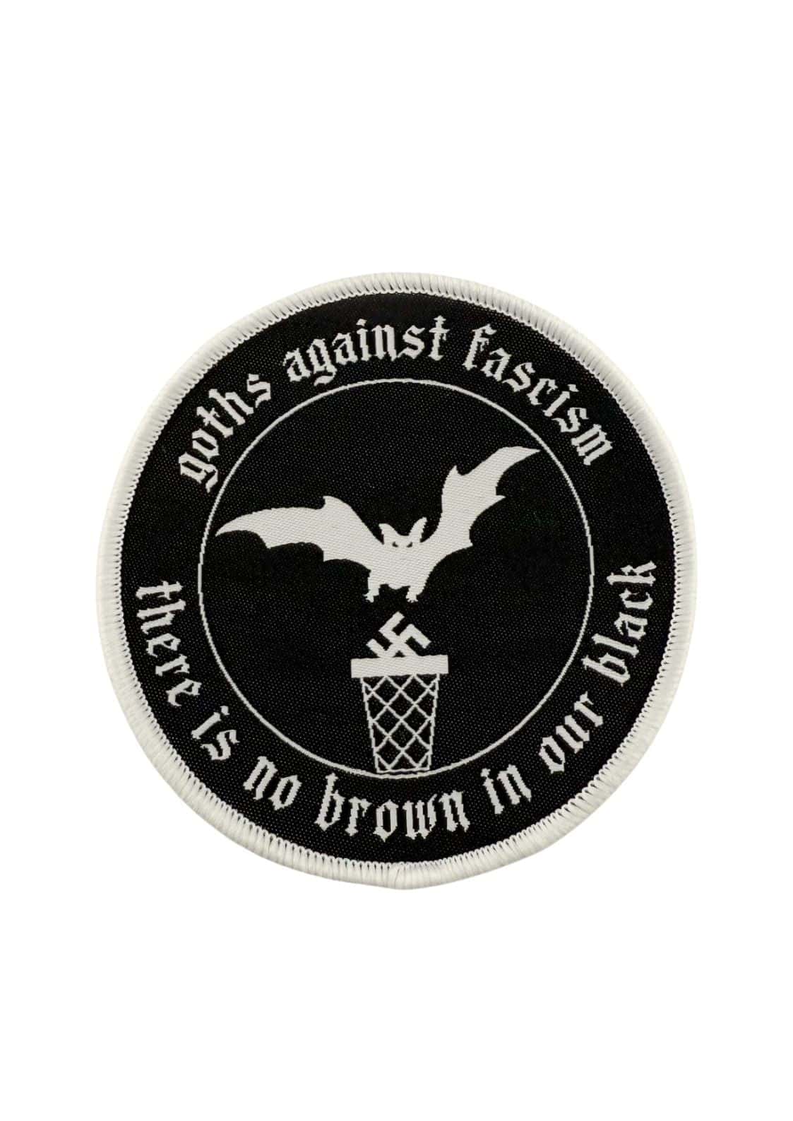 Schwarzer runder patch mit weißem stickrand goth gegen faschismus mit fledermaus und mülleimer symbol gaia lizenzierte bekleidung